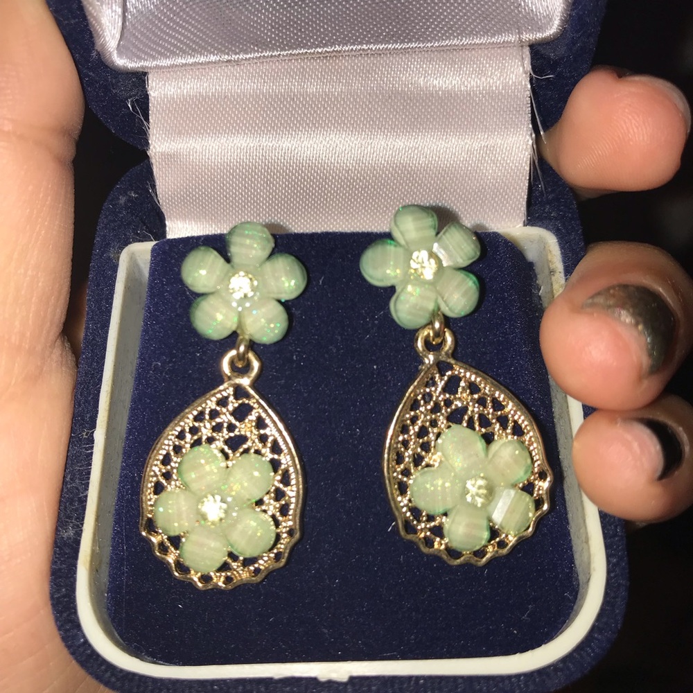 bundle of 4 sets of earrings